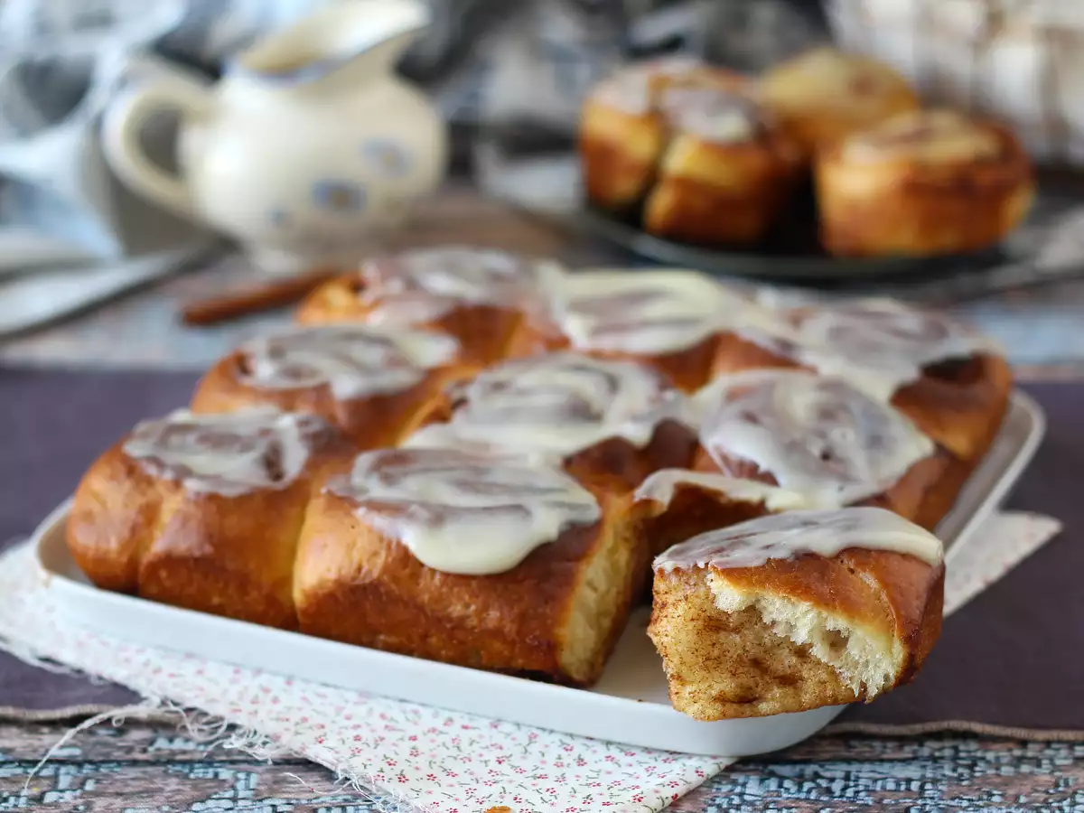 Cinnamon rolls, the cinnamon brioche with vanilla icing - photo 6