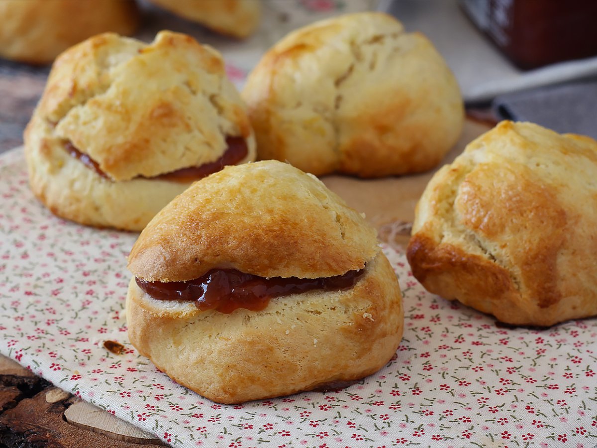 Classic scones with lemon zests