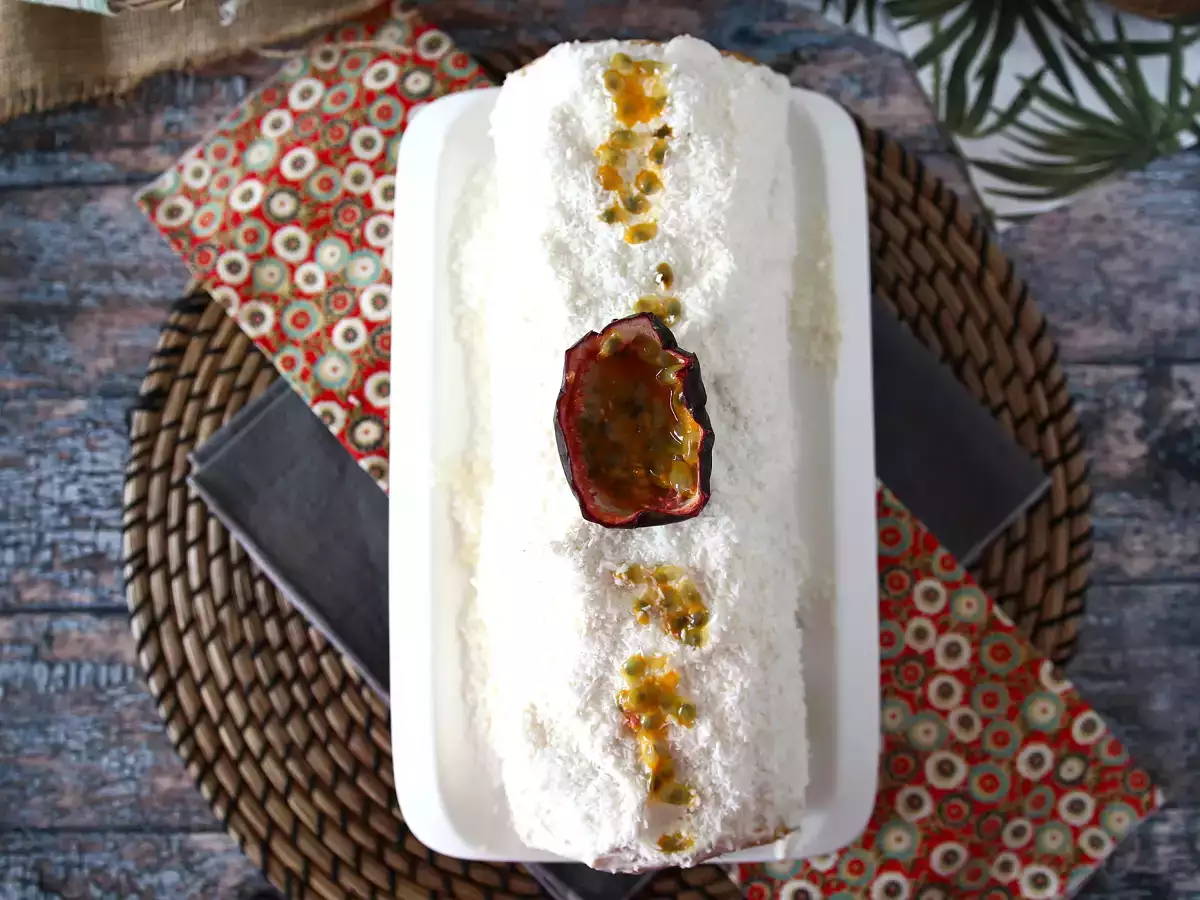 Coconut and passion fruit Swiss roll, perfect as a Yule log - photo 3