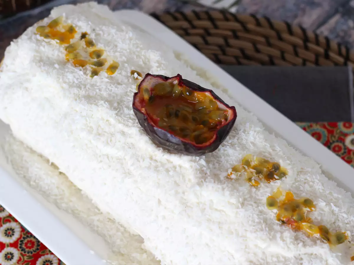 Coconut and passion fruit Swiss roll, perfect as a Yule log - photo 4