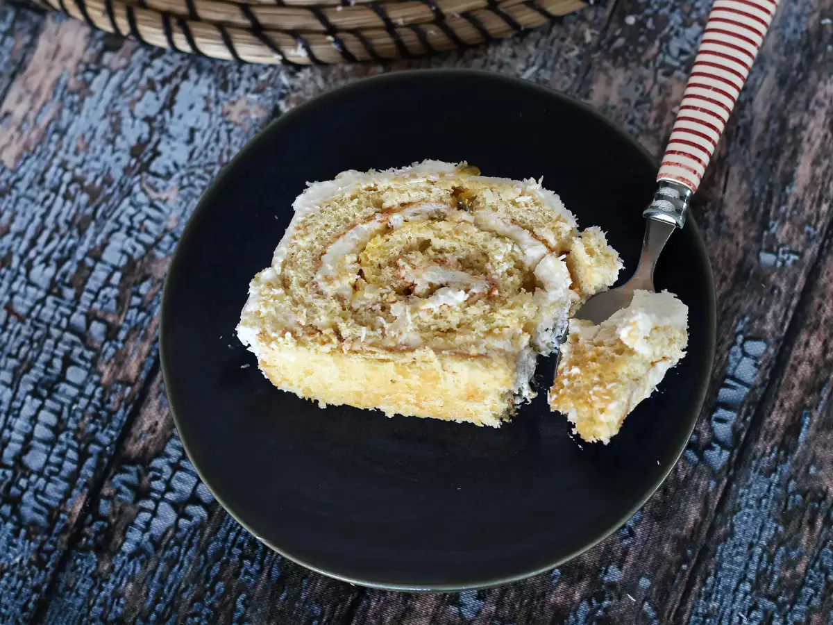 Coconut and passion fruit Swiss roll, perfect as a Yule log - photo 5