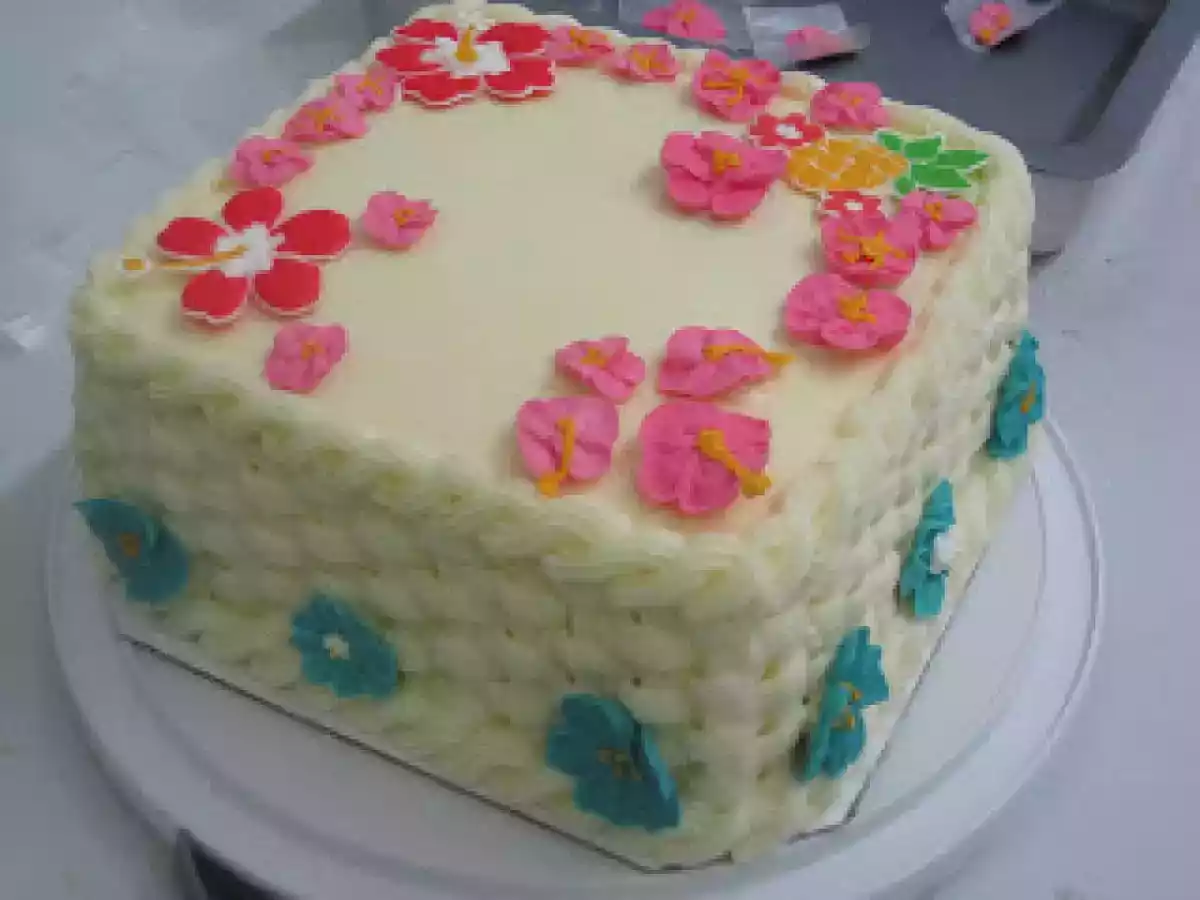 Coconut cake and cupcakes with guava curd and vanilla buttercream - photo 3