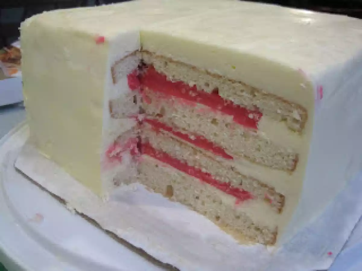 Coconut cake and cupcakes with guava curd and vanilla buttercream - photo 4