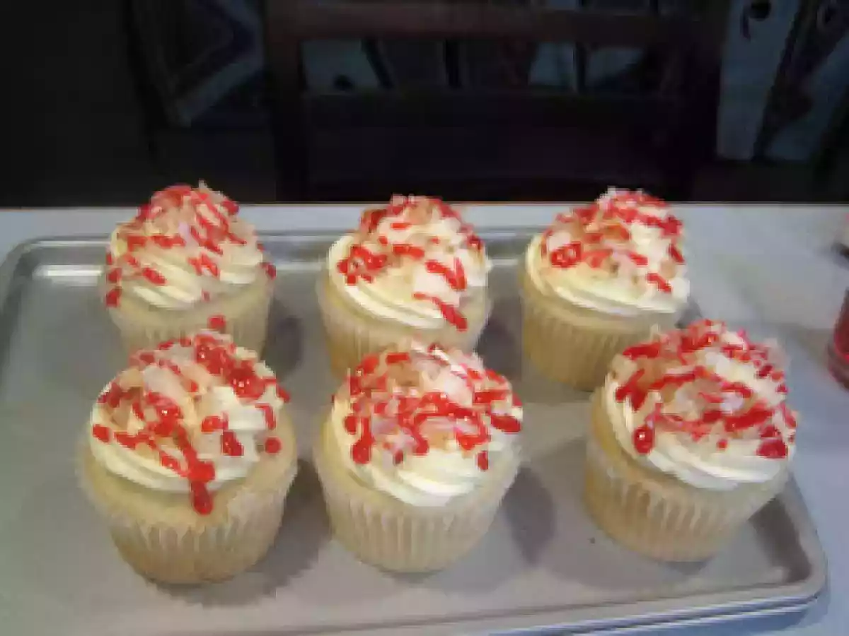 Coconut cake and cupcakes with guava curd and vanilla buttercream - photo 6