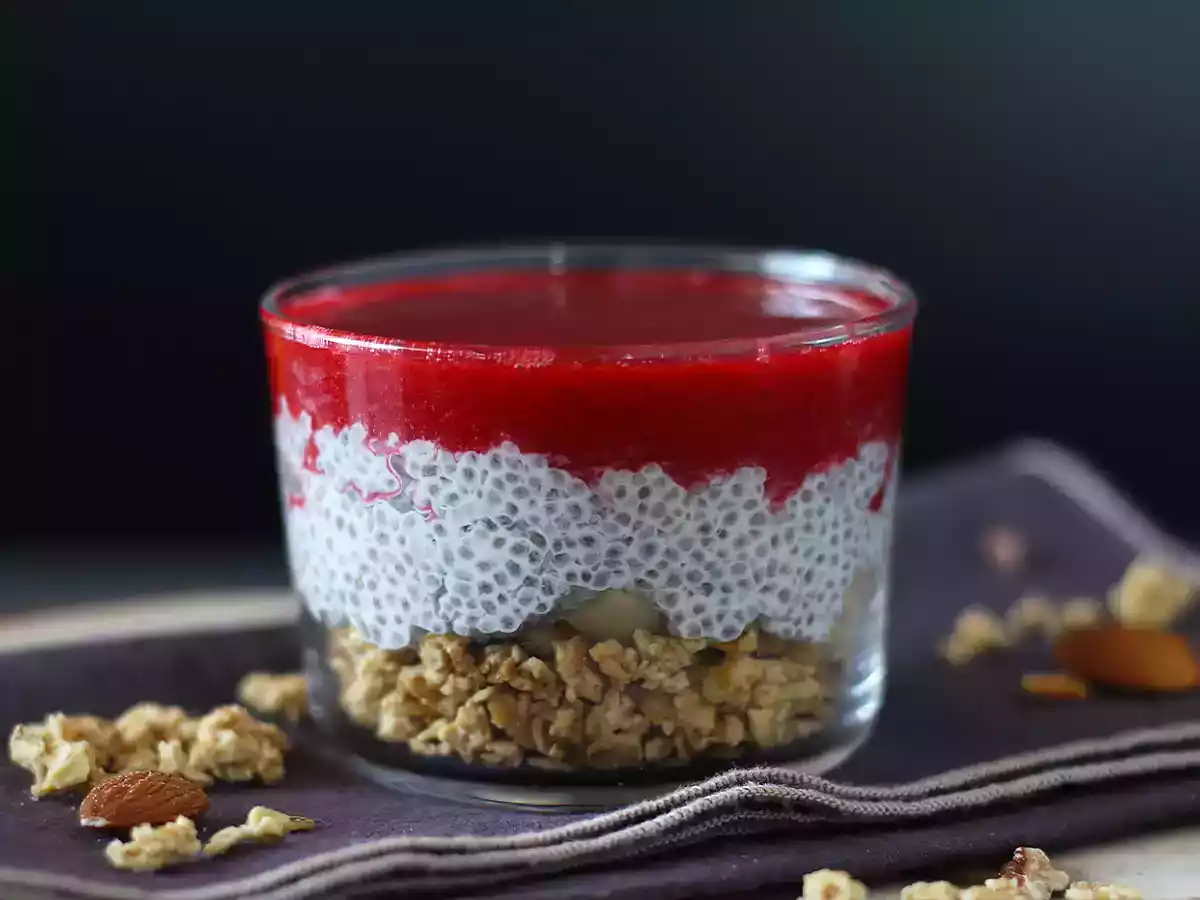 Coconut milk chia pudding verrines with granola and raspberries - photo 2