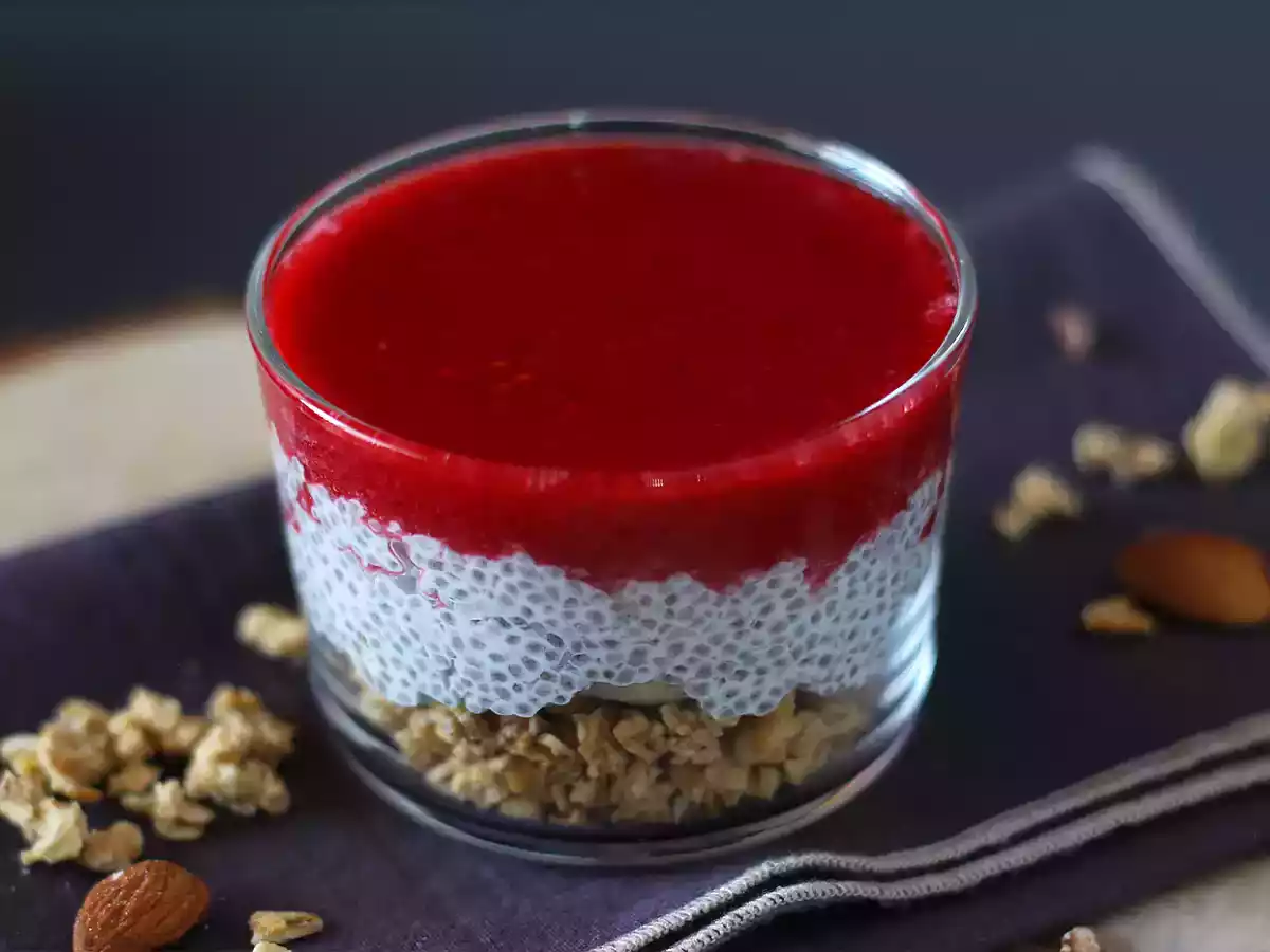 Coconut milk chia pudding verrines with granola and raspberries - photo 3