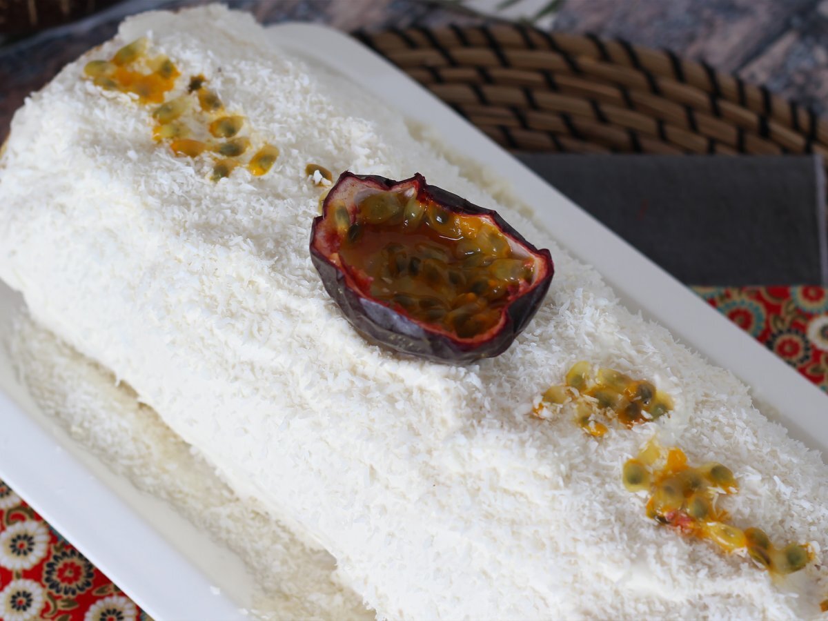 Coconut & passion fruit cake roll, perfect as a Yule log - photo 4