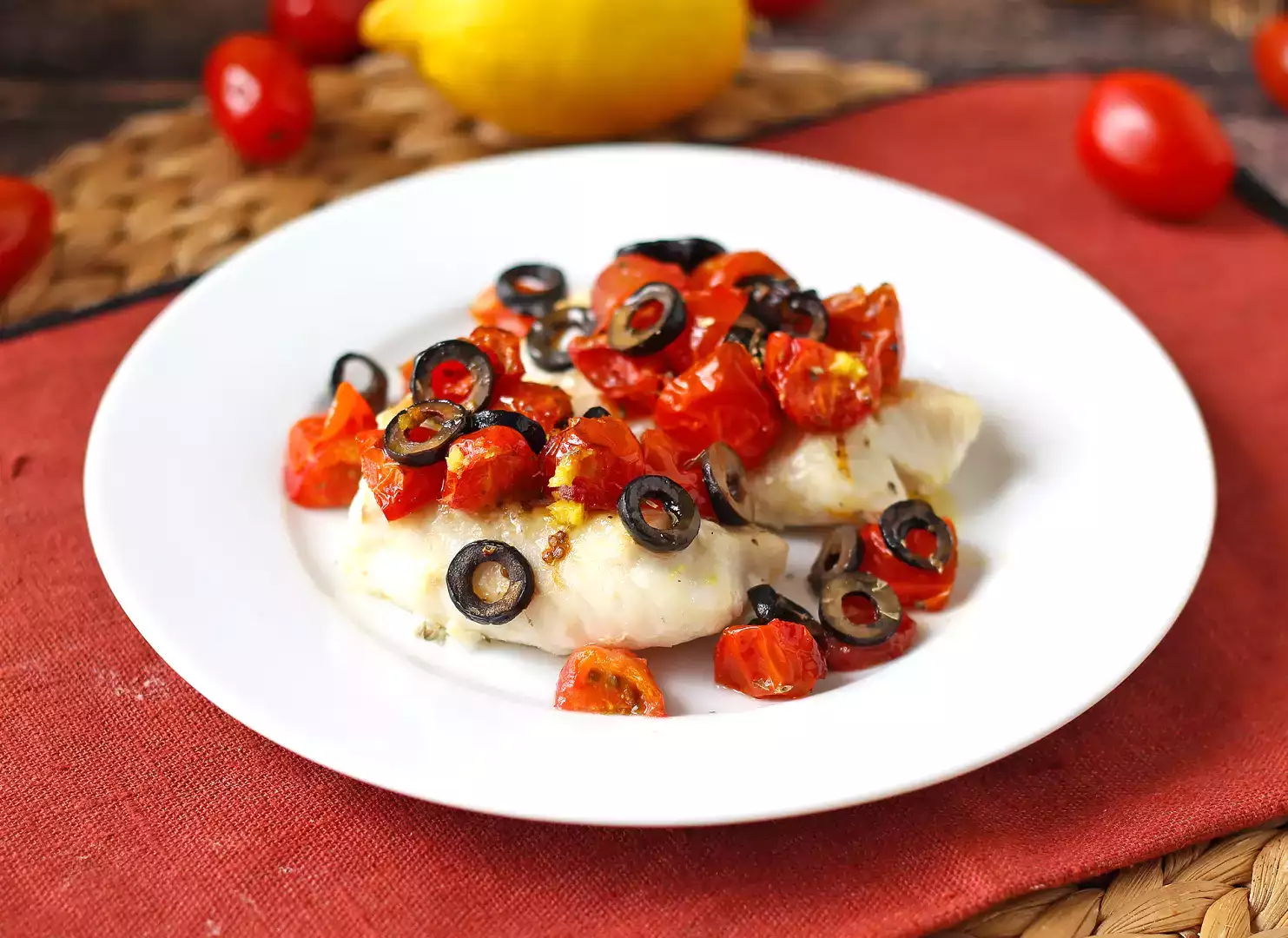 Cod in air fryer with cherry tomatoes, olives and lemon: light and quick recipe