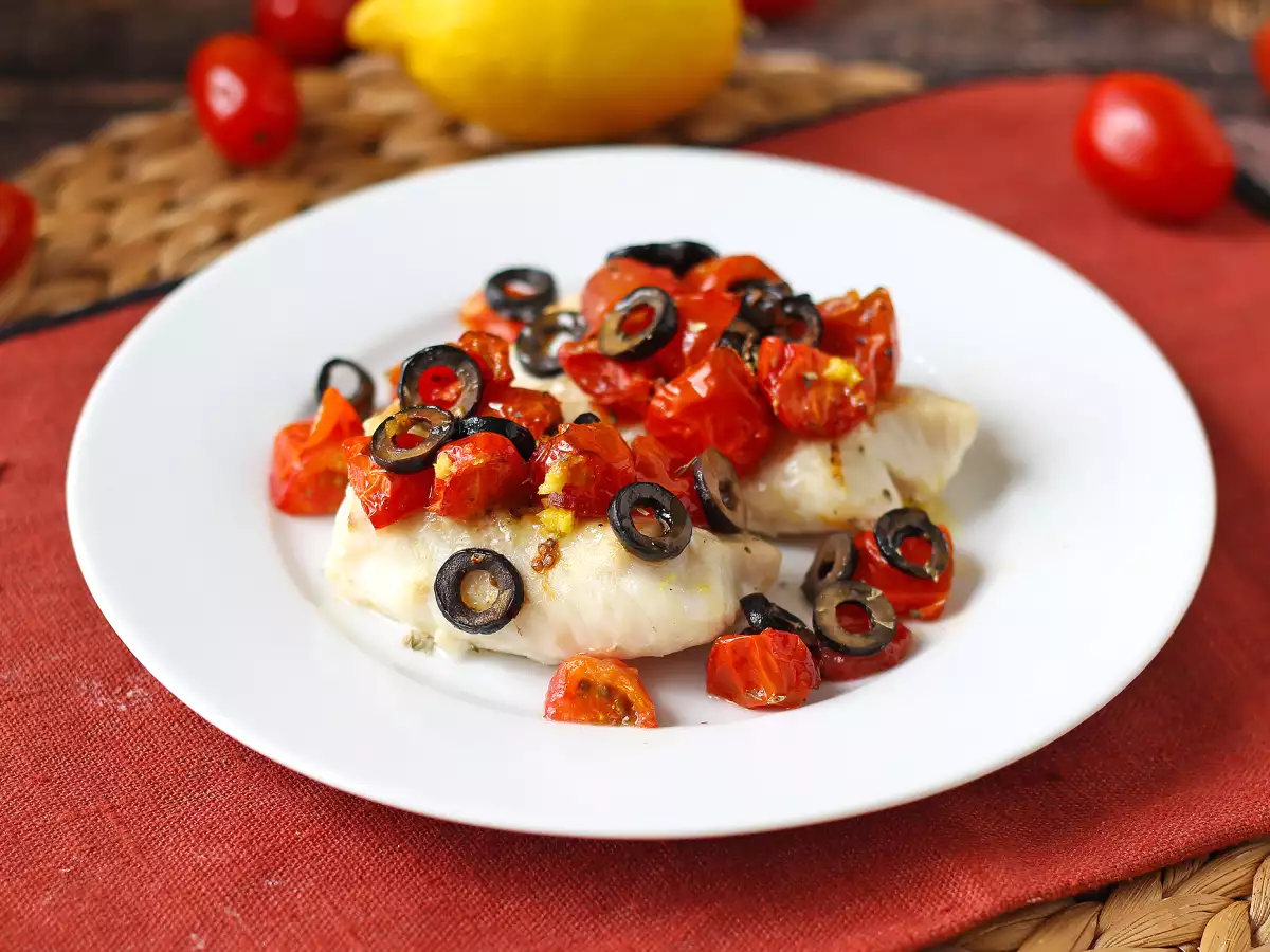 Cod in air fryer with cherry tomatoes, olives and lemon: light and quick recipe