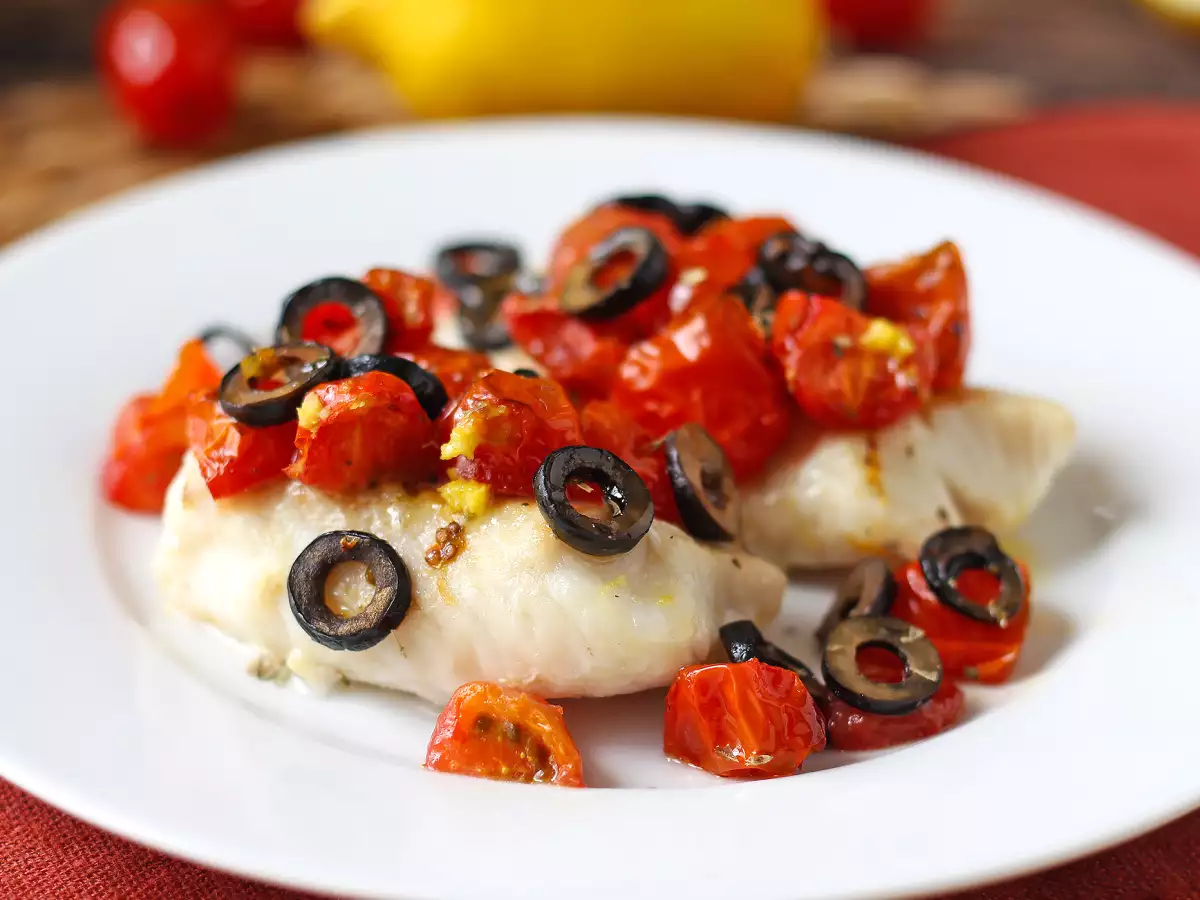 Cod in air fryer with cherry tomatoes, olives and lemon: light and quick recipe - photo 2