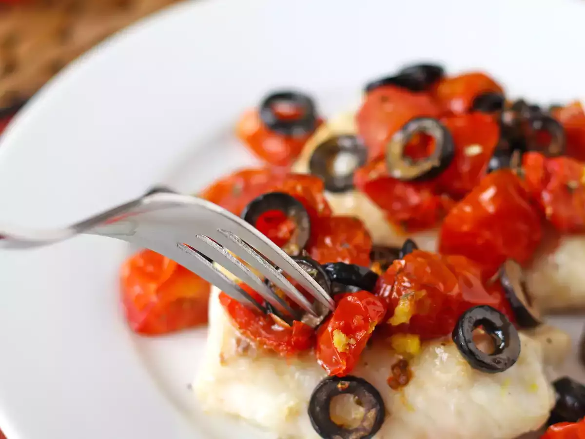 Cod in air fryer with cherry tomatoes, olives and lemon: light and quick recipe - photo 3