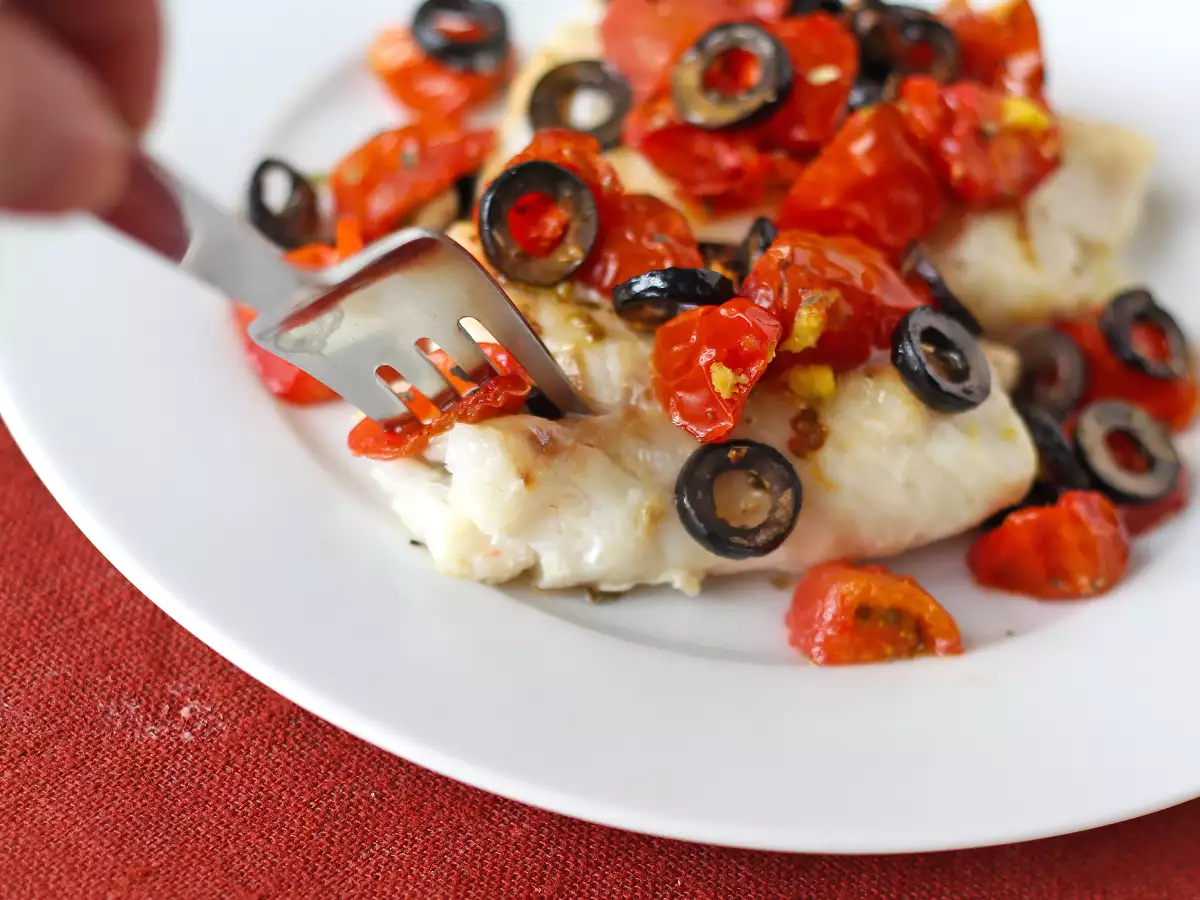 Cod in air fryer with cherry tomatoes, olives and lemon: light and quick recipe - photo 5