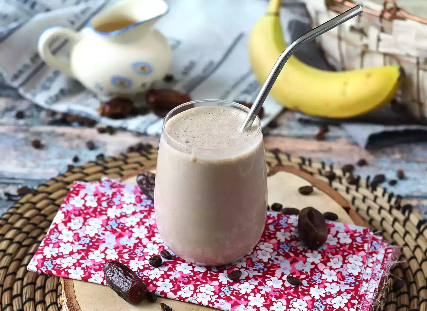 Coffee and date smoothie to wake you up!