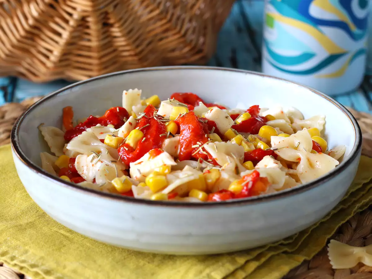 Cold pasta salad with peppers, corn and mozzarella