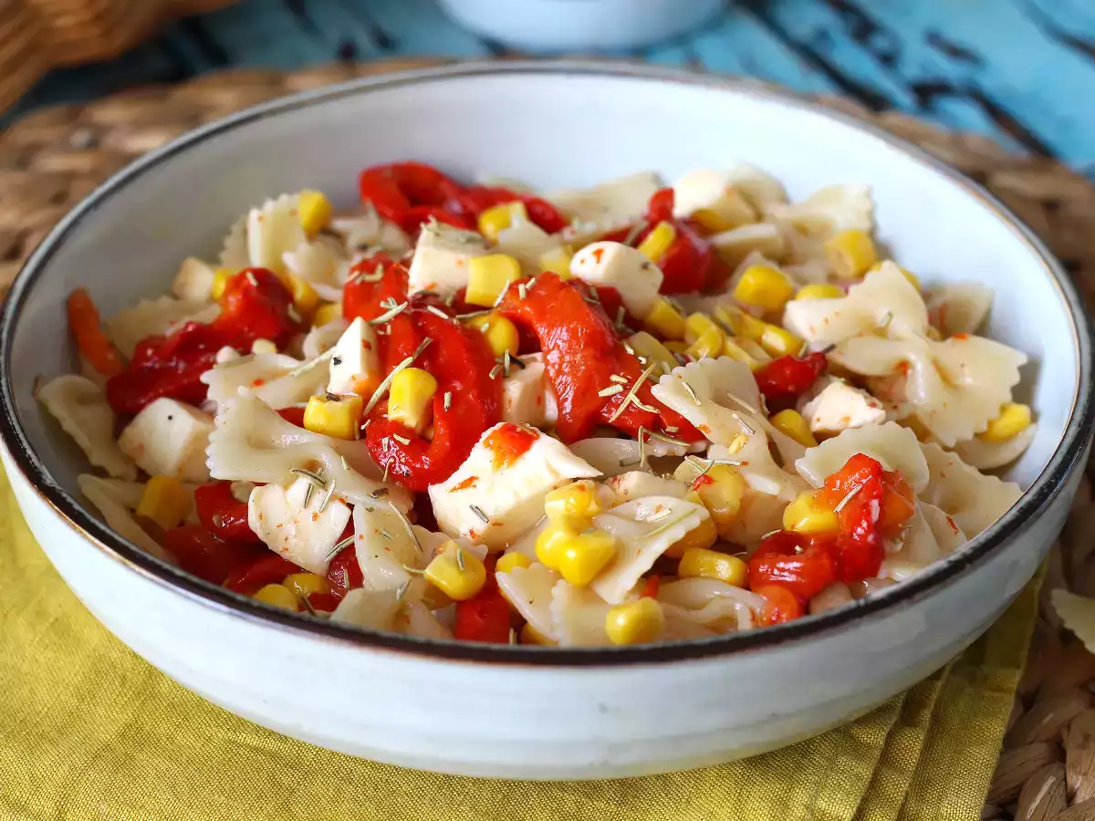 Cold pasta salad with peppers, corn and mozzarella - photo 4