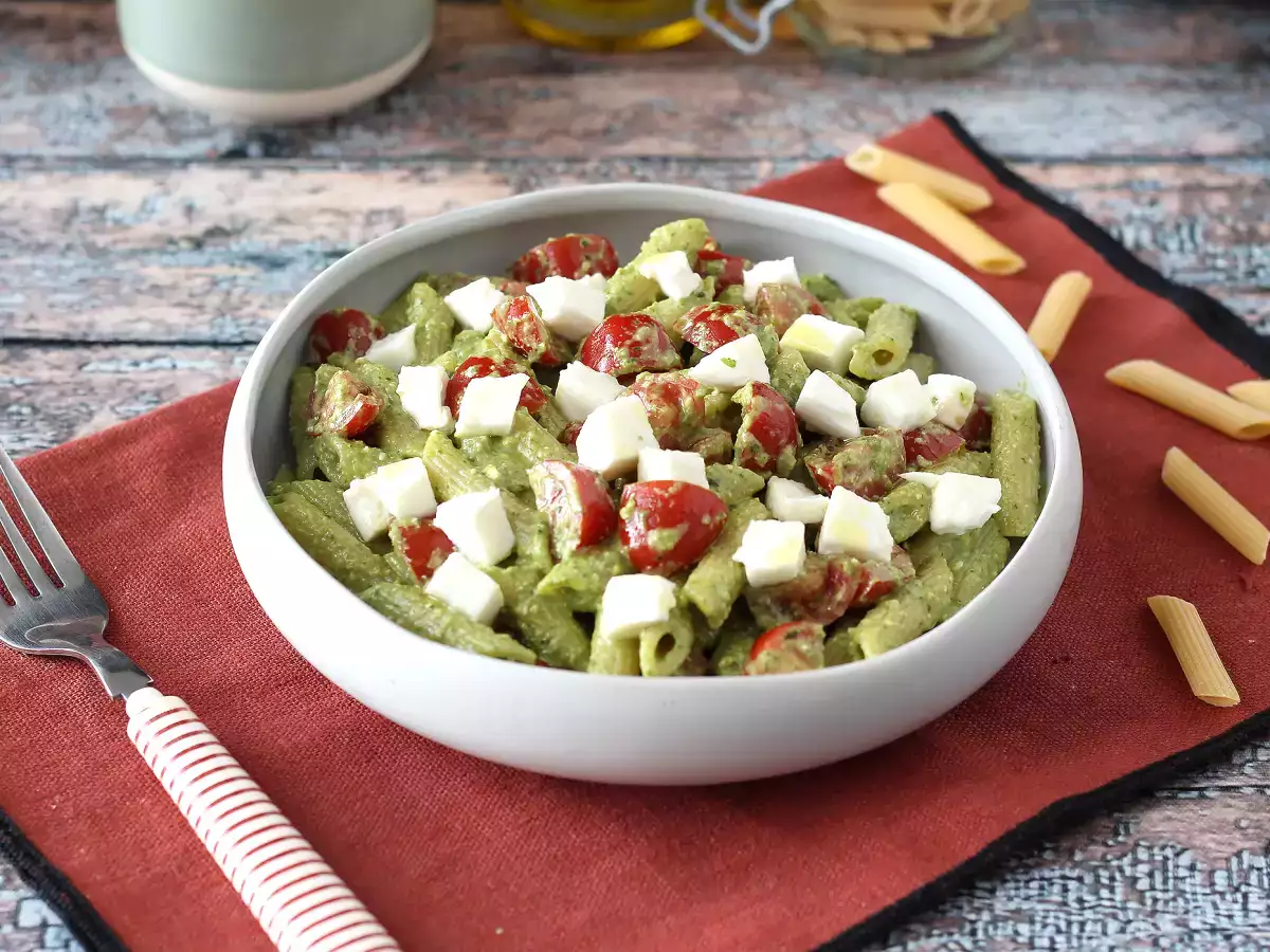 Cold pasta with arugula pesto, cherry tomatoes and mozzarella: fresh and quick summer recipe