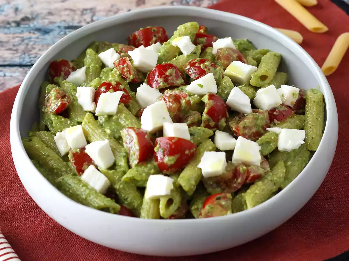 Cold pasta with arugula pesto, cherry tomatoes and mozzarella: fresh and quick summer recipe - photo 2