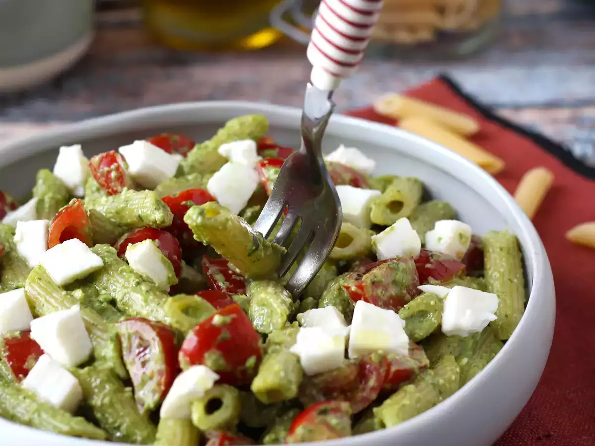 Cold pasta with arugula pesto, cherry tomatoes and mozzarella: fresh and quick summer recipe - photo 3