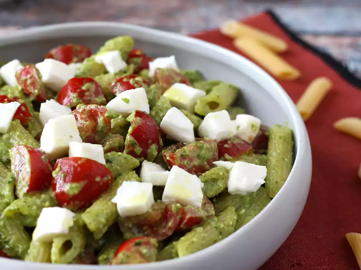 Cold pasta with arugula pesto, cherry tomatoes and mozzarella: fresh and quick summer recipe - photo 4