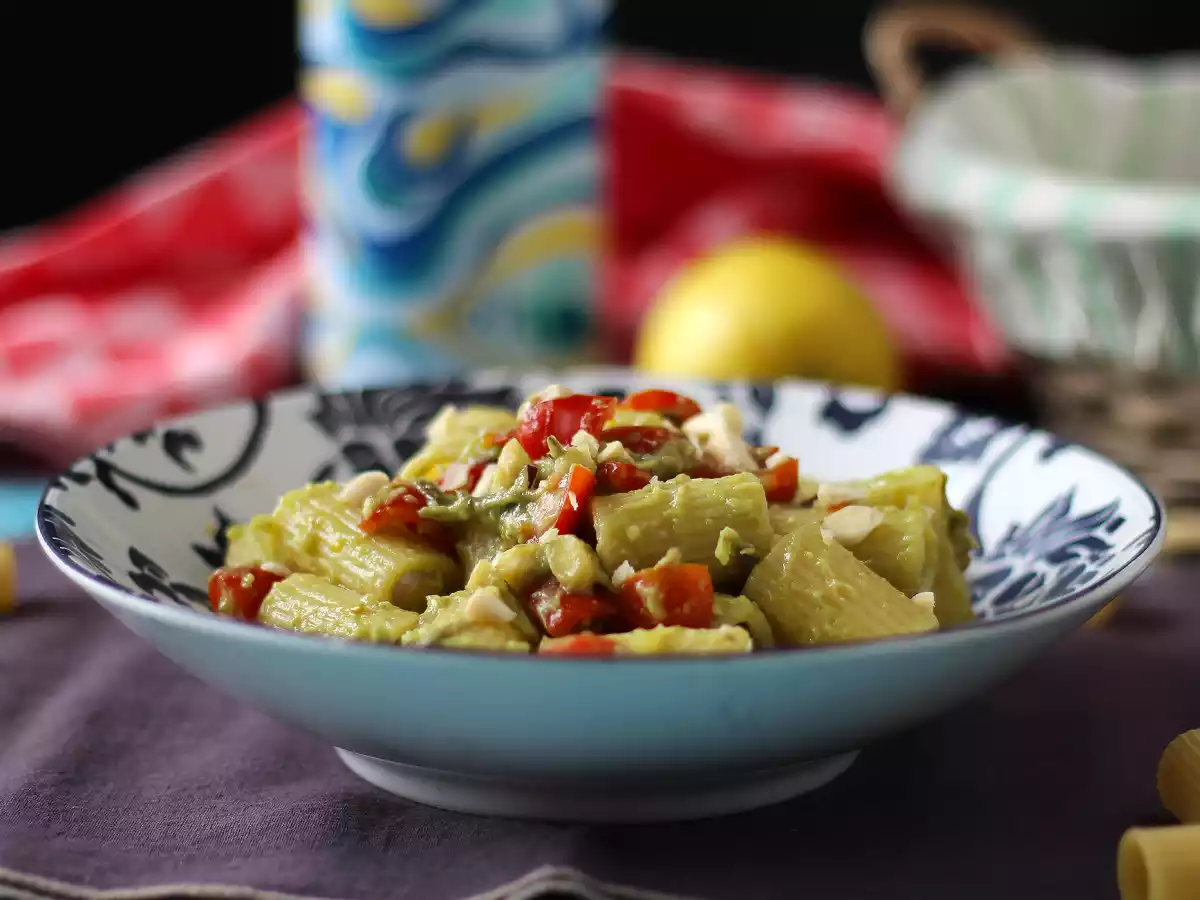 Cold pasta with avocado cream, almonds and cherry tomatoes: vegetarian and very tasty!