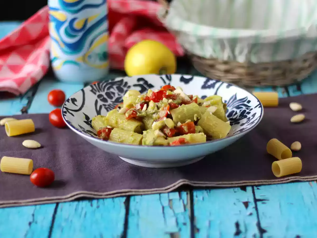 Cold pasta with avocado cream, almonds and cherry tomatoes: vegetarian and very tasty! - photo 2