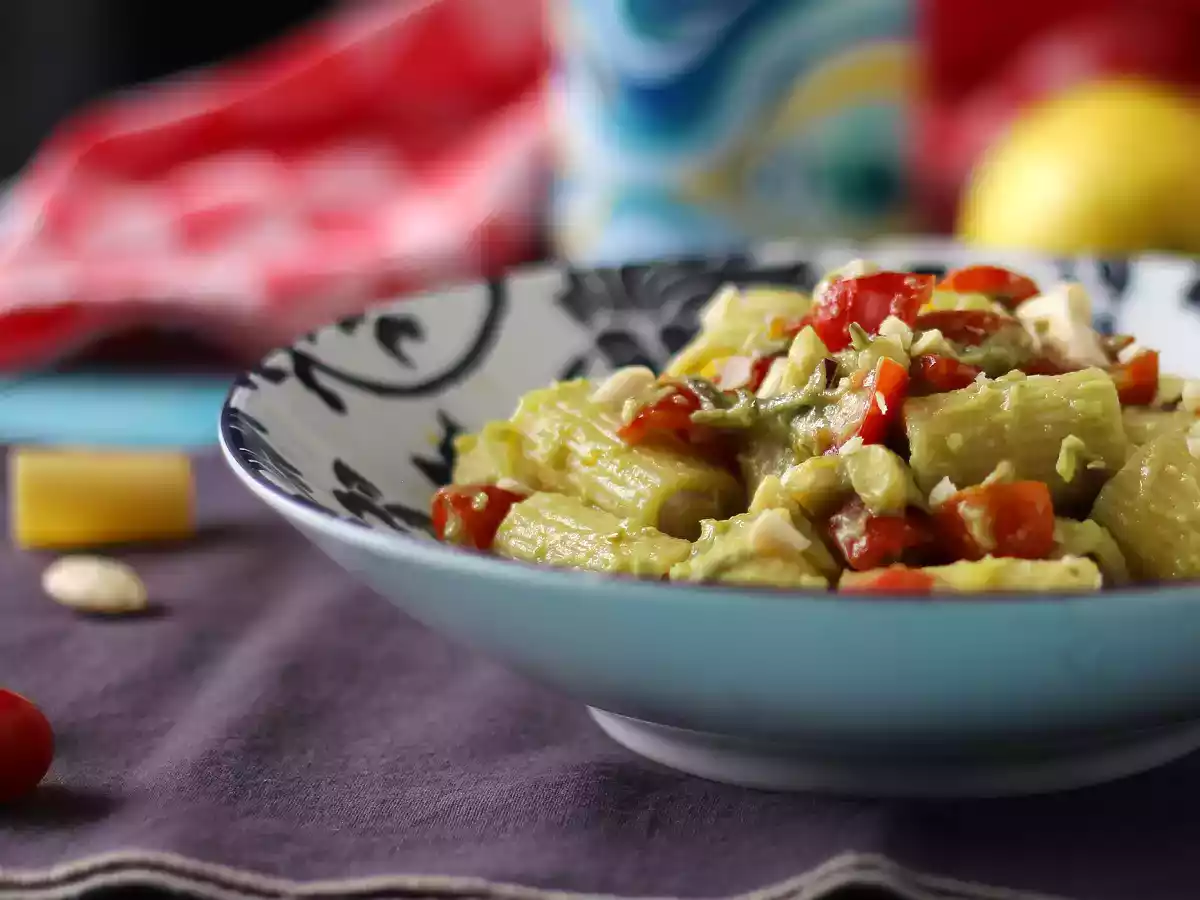 Cold pasta with avocado cream, almonds and cherry tomatoes: vegetarian and very tasty! - photo 3