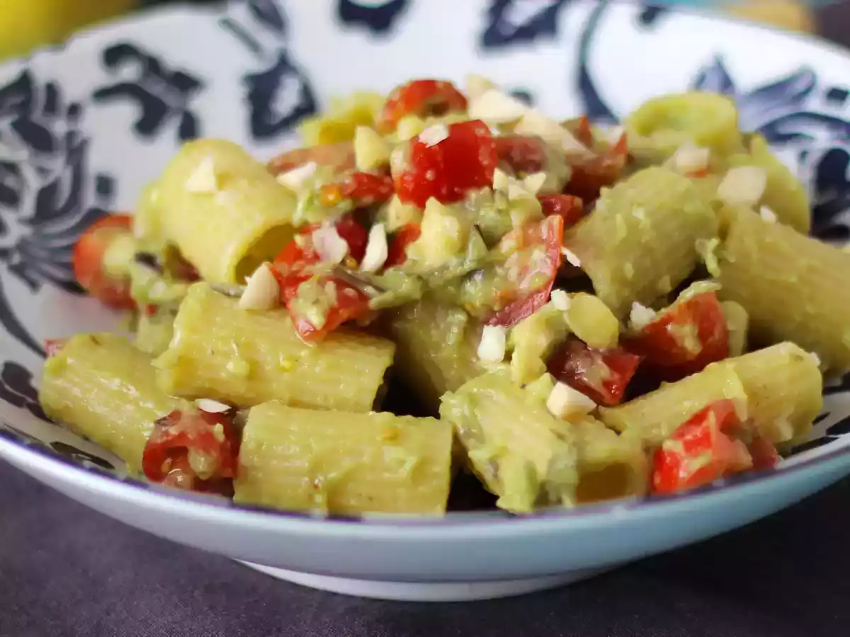 Cold pasta with avocado cream, almonds and cherry tomatoes: vegetarian and very tasty! - photo 4