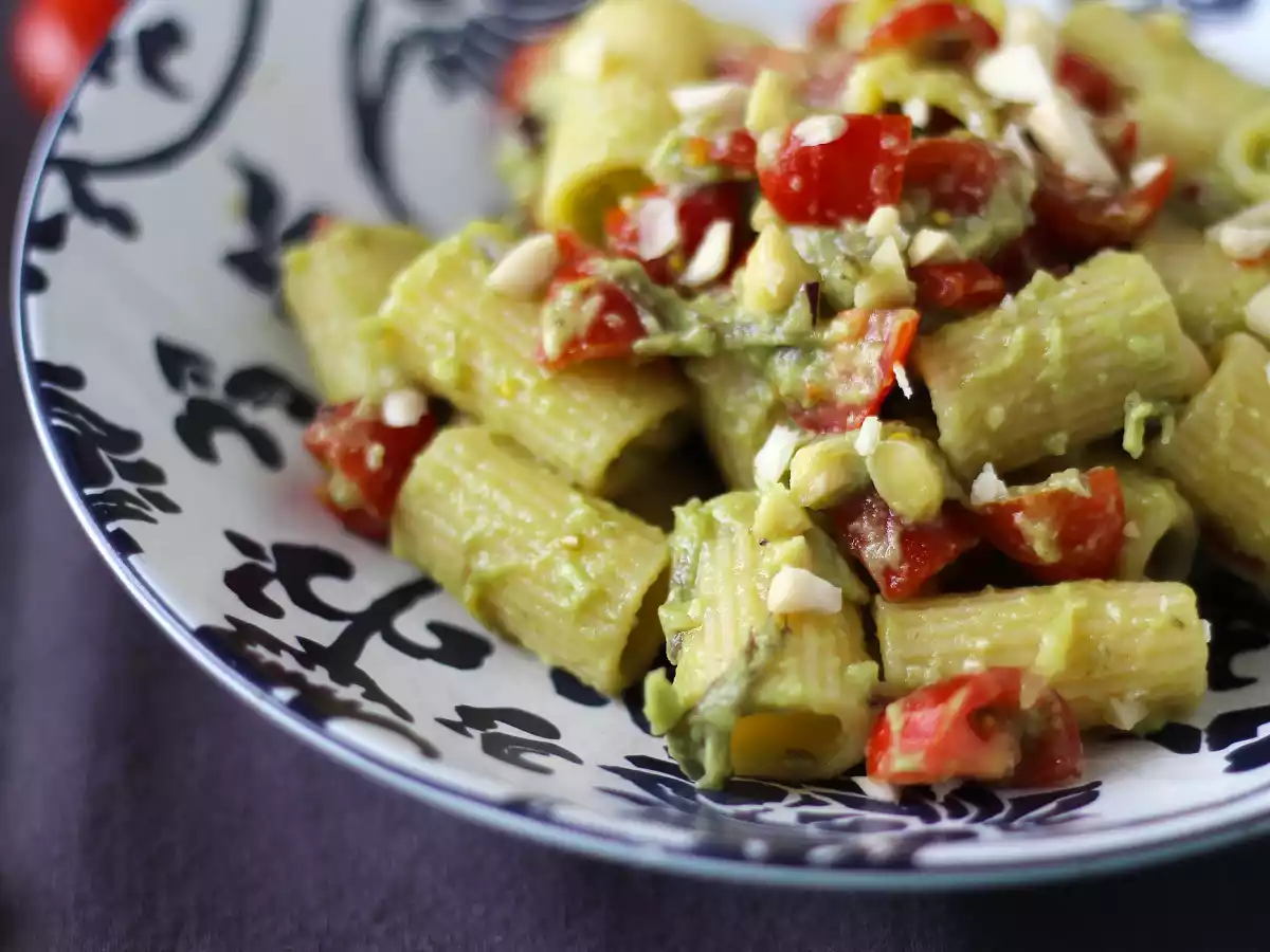 Cold pasta with avocado cream, almonds and cherry tomatoes: vegetarian and very tasty! - photo 5
