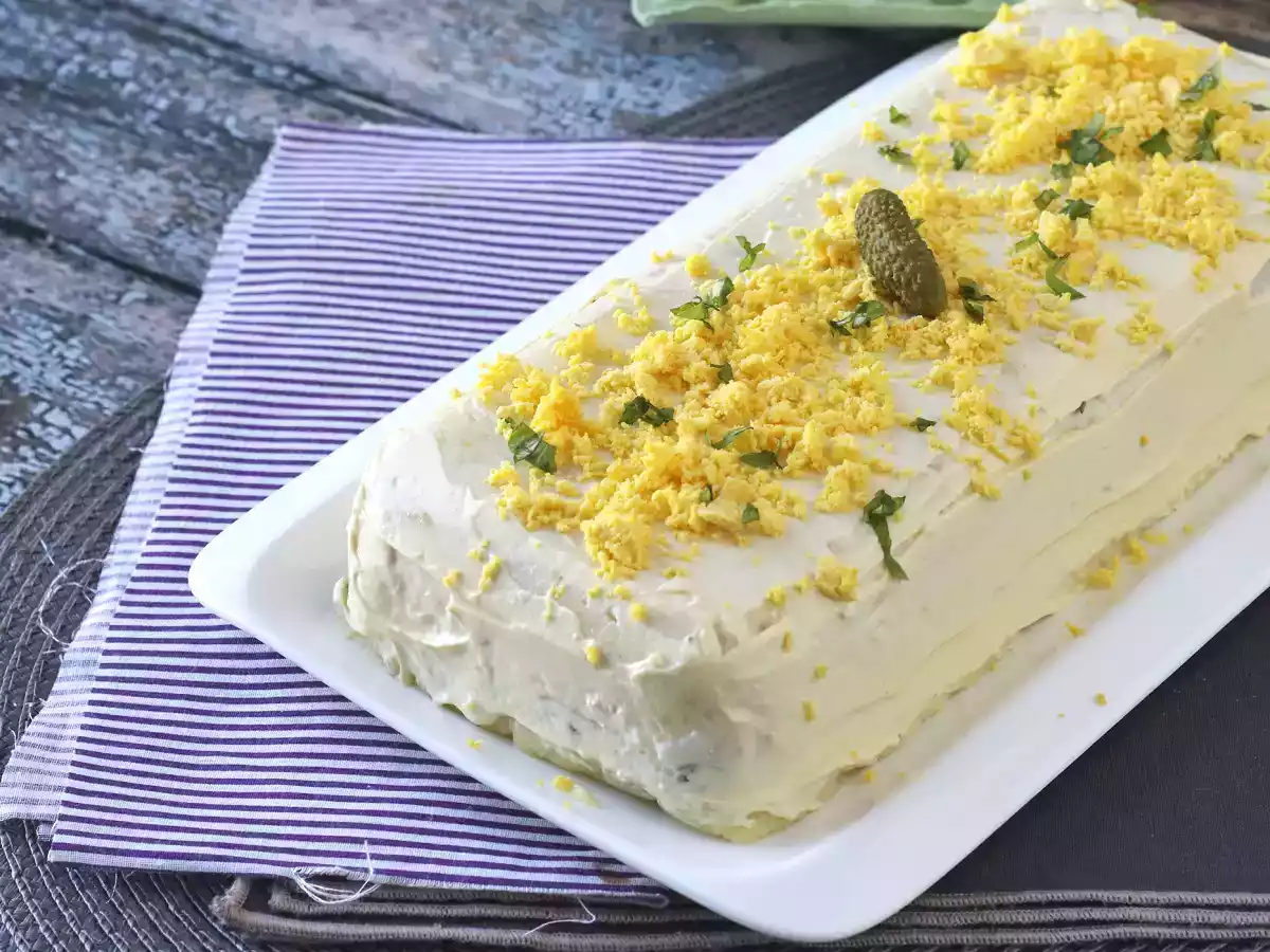 Cold potato cake with tuna and mayonnaise, you don't need an oven to make it!