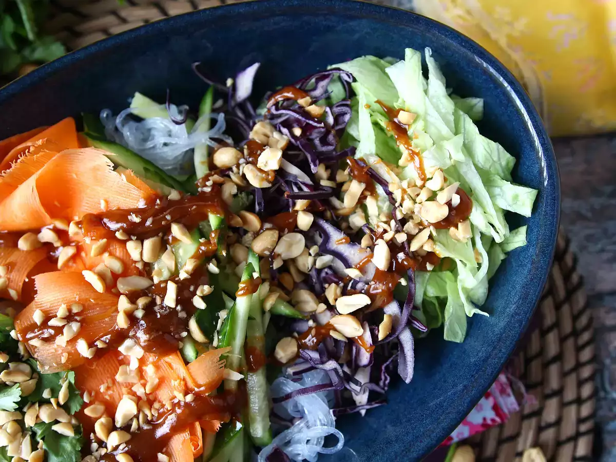 Colourful spring roll salad with rice vermicelli, shrimp and a peanut sauce - photo 2
