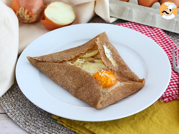 Complete buckwheat galettes with ham, cheese, and egg