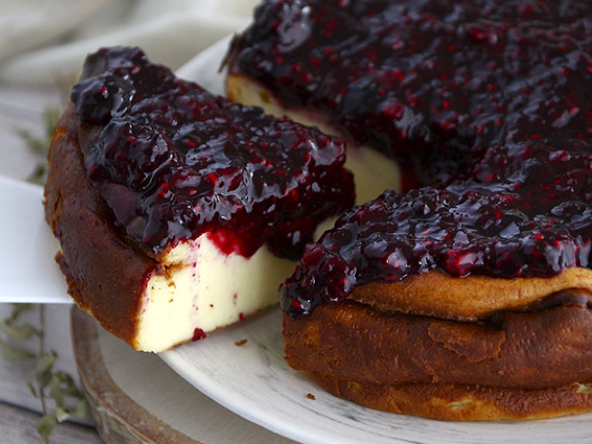 Condensed milk cheesecake and its berry purée - photo 2