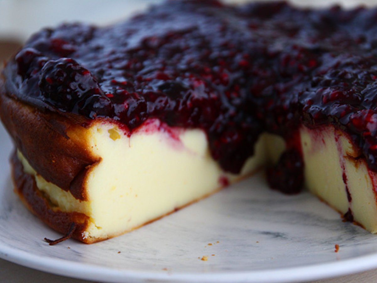 Condensed milk cheesecake and its berry purée - photo 3