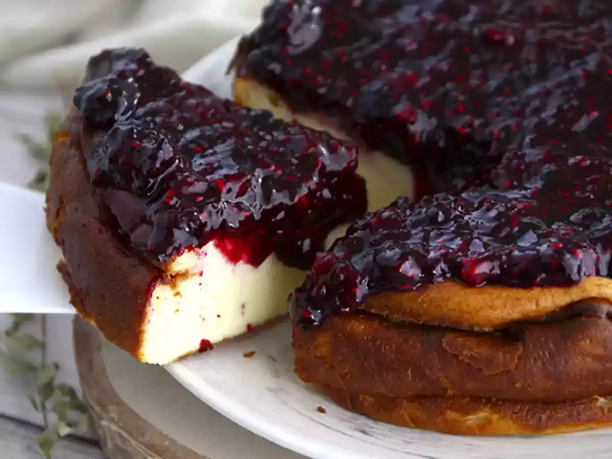 Condensed milk cheesecake with berry compote - photo 2
