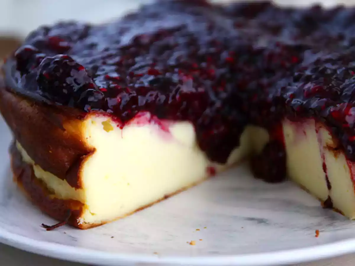 Condensed milk cheesecake with berry compote - photo 3