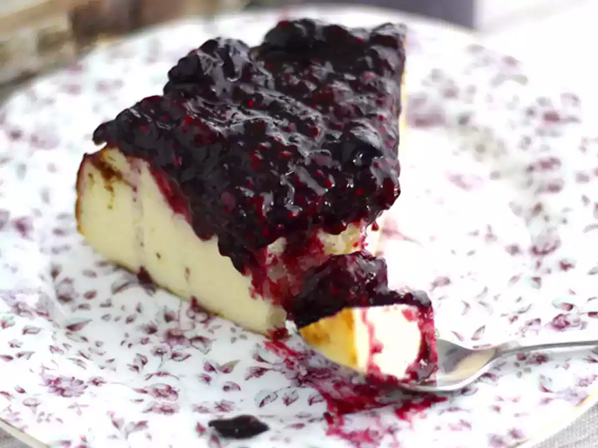 Condensed milk cheesecake with berry compote - photo 4