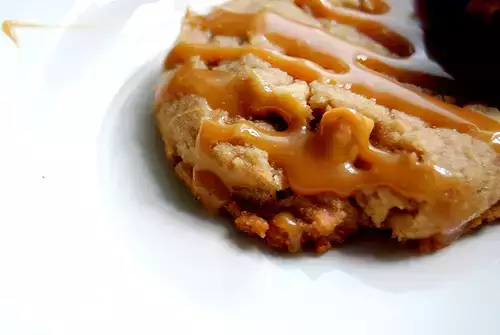 Cashew-caramel cookie recipe