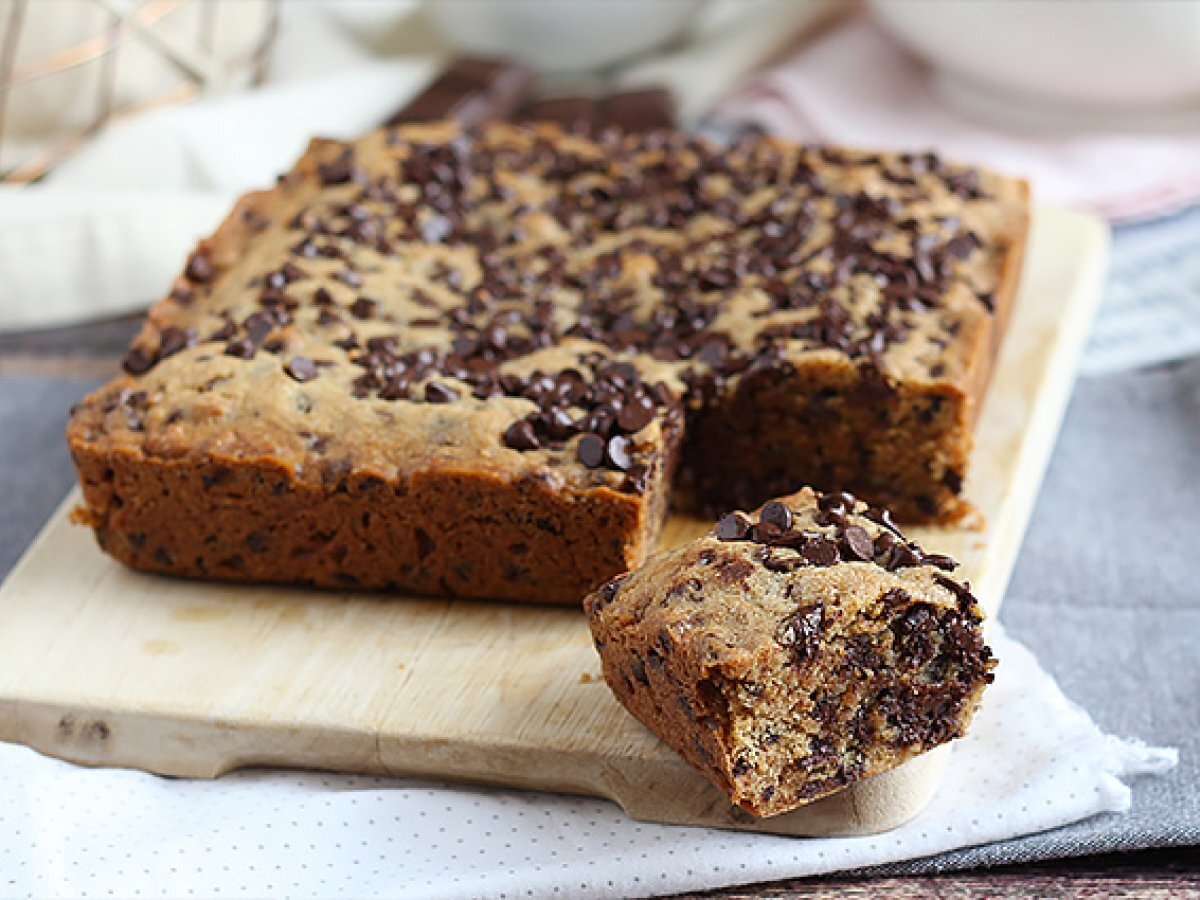 Cookie cake with chocolate chips