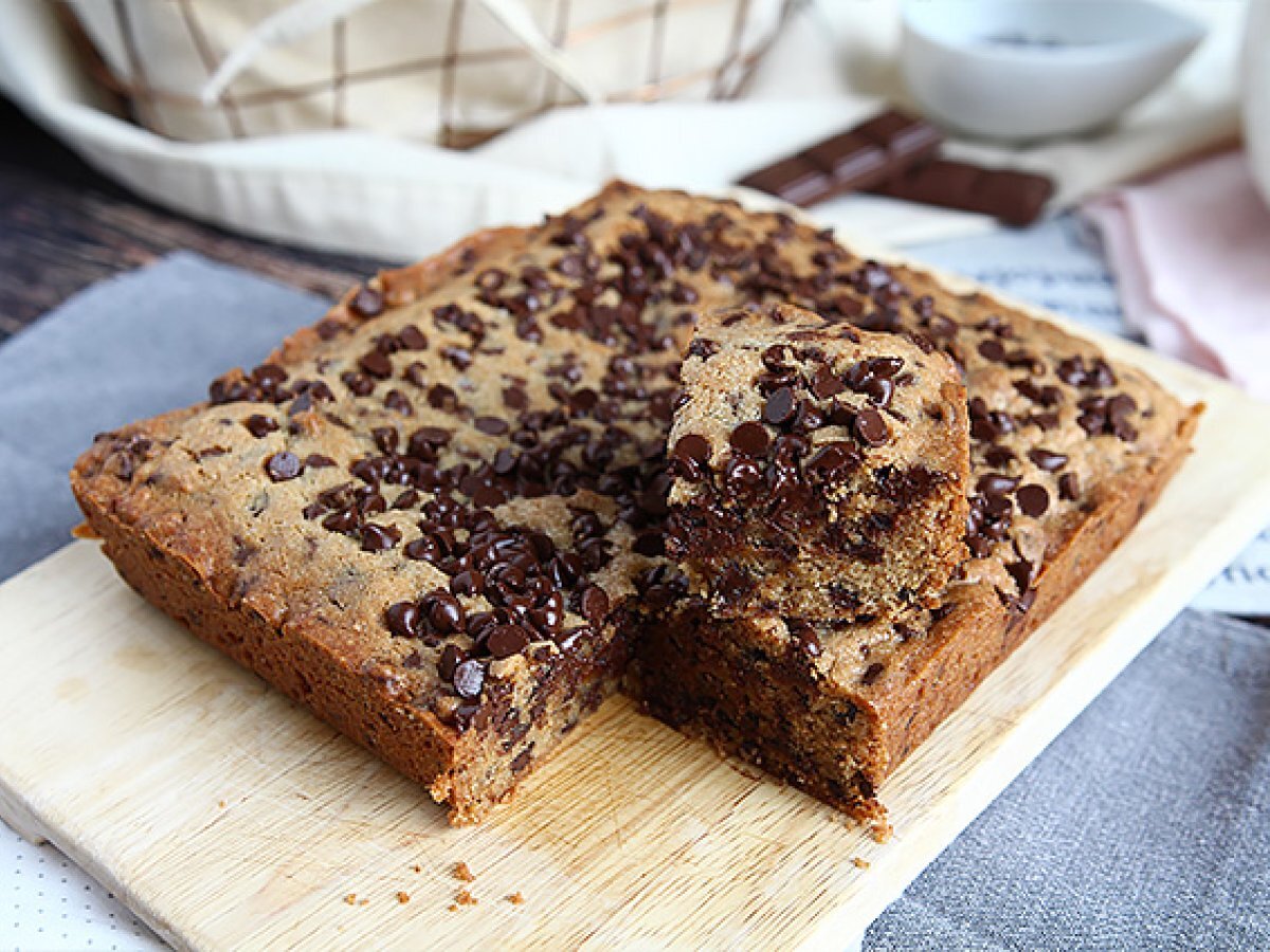 Cookie cake with chocolate chips - photo 3