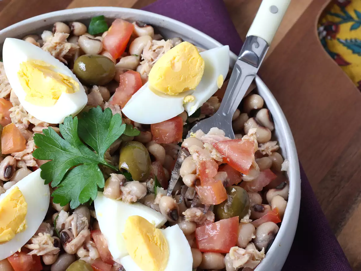 Cowpea salad with tuna, eggs and olives: the Portuguese classic! - photo 2