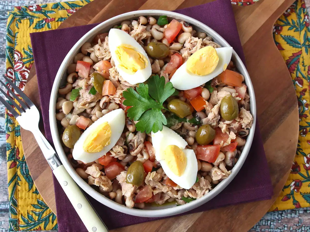 Cowpea salad with tuna, eggs and olives: the Portuguese classic! - photo 3