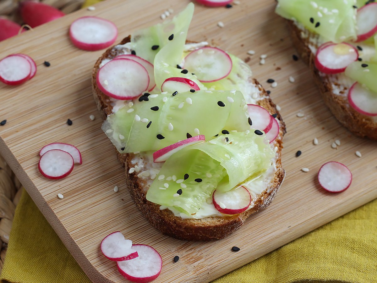 Cream cheese, cucumber and radish toasts - photo 2