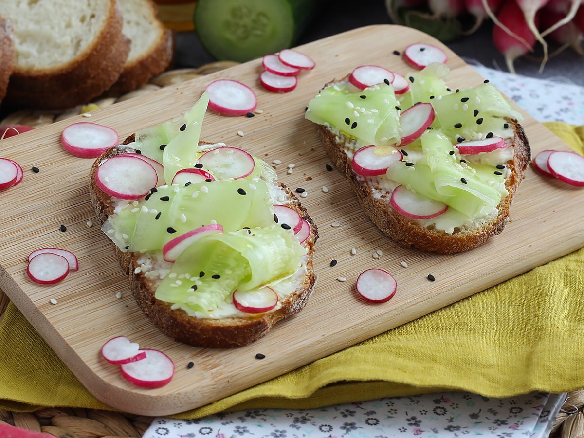 Cream cheese, cucumber and radish toasts - photo 3