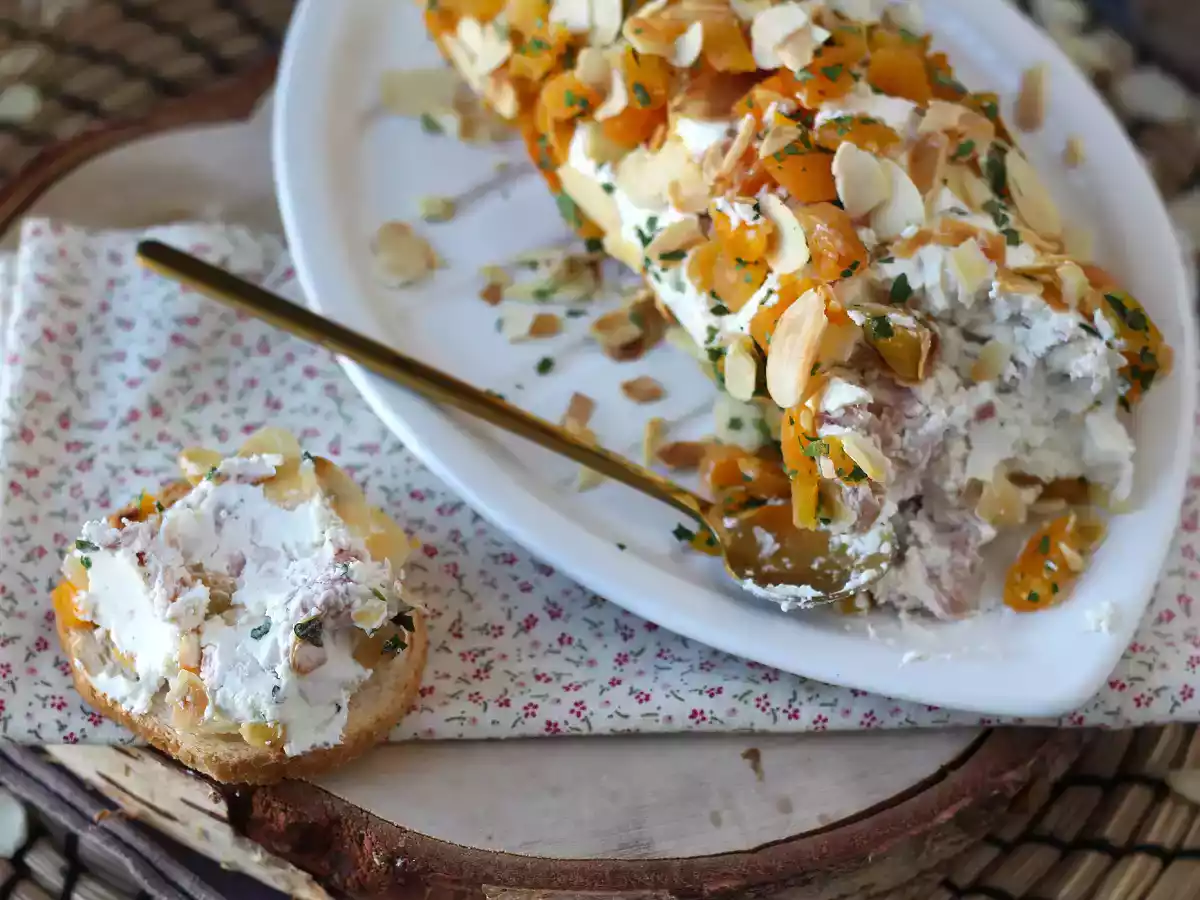 Cream cheese log with apricots and almonds: the perfect party appetizer! - photo 2