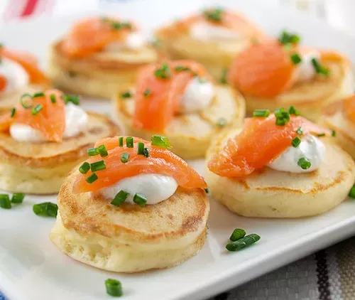 https://en.petitchef.com/imgupl/recipe/cream-cheese-pancakes-with-smoked-salmon--413411p648390.jpg