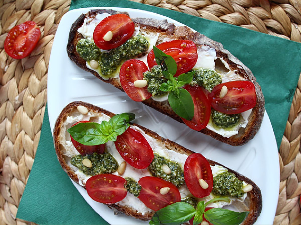 Cream cheese, pesto and cherry tomato toast - photo 2