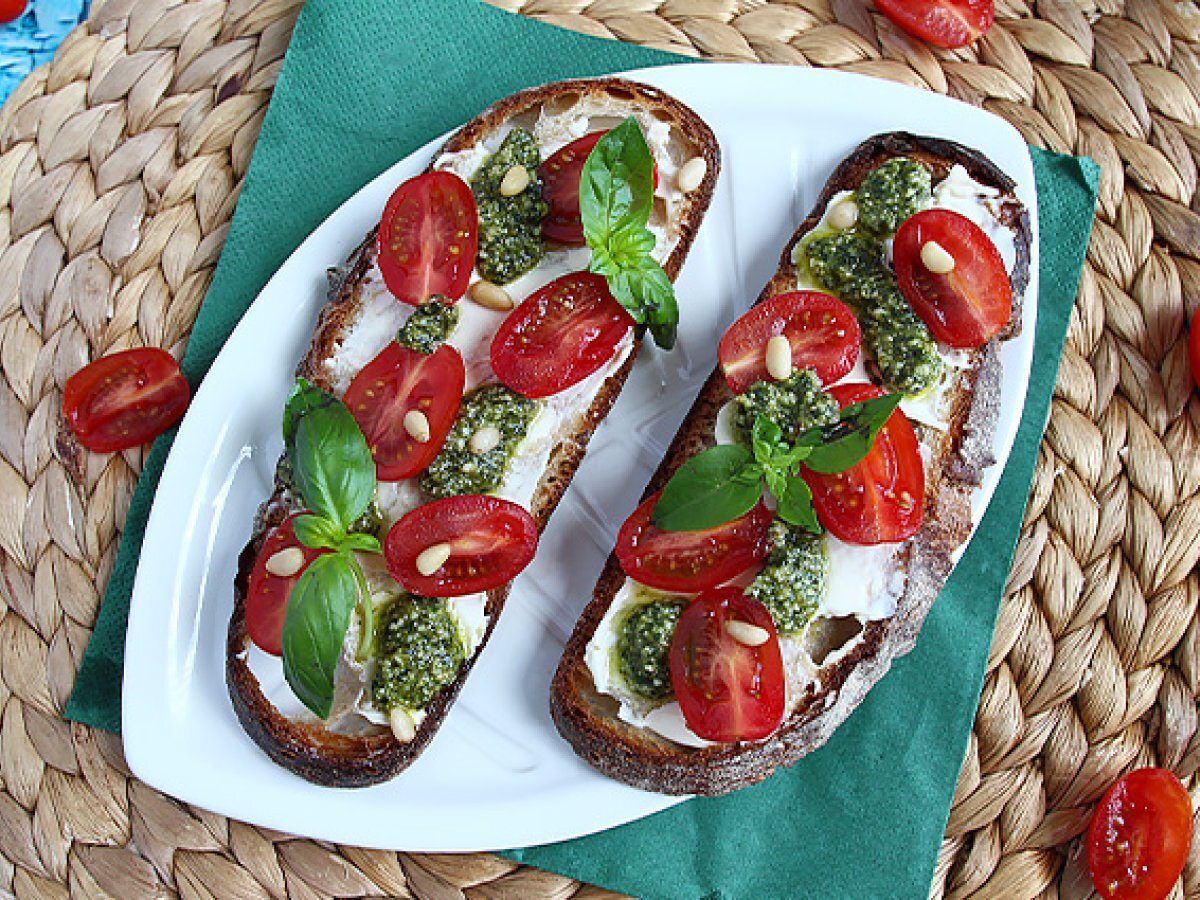 Cream cheese, pesto and cherry tomato toast - photo 4