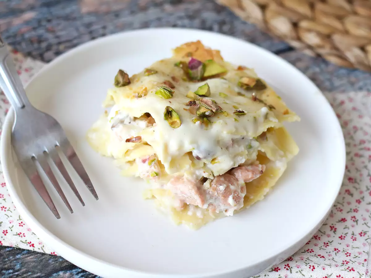 Creamy and crunchy salmon lasagne with burrata and pistachios - photo 3