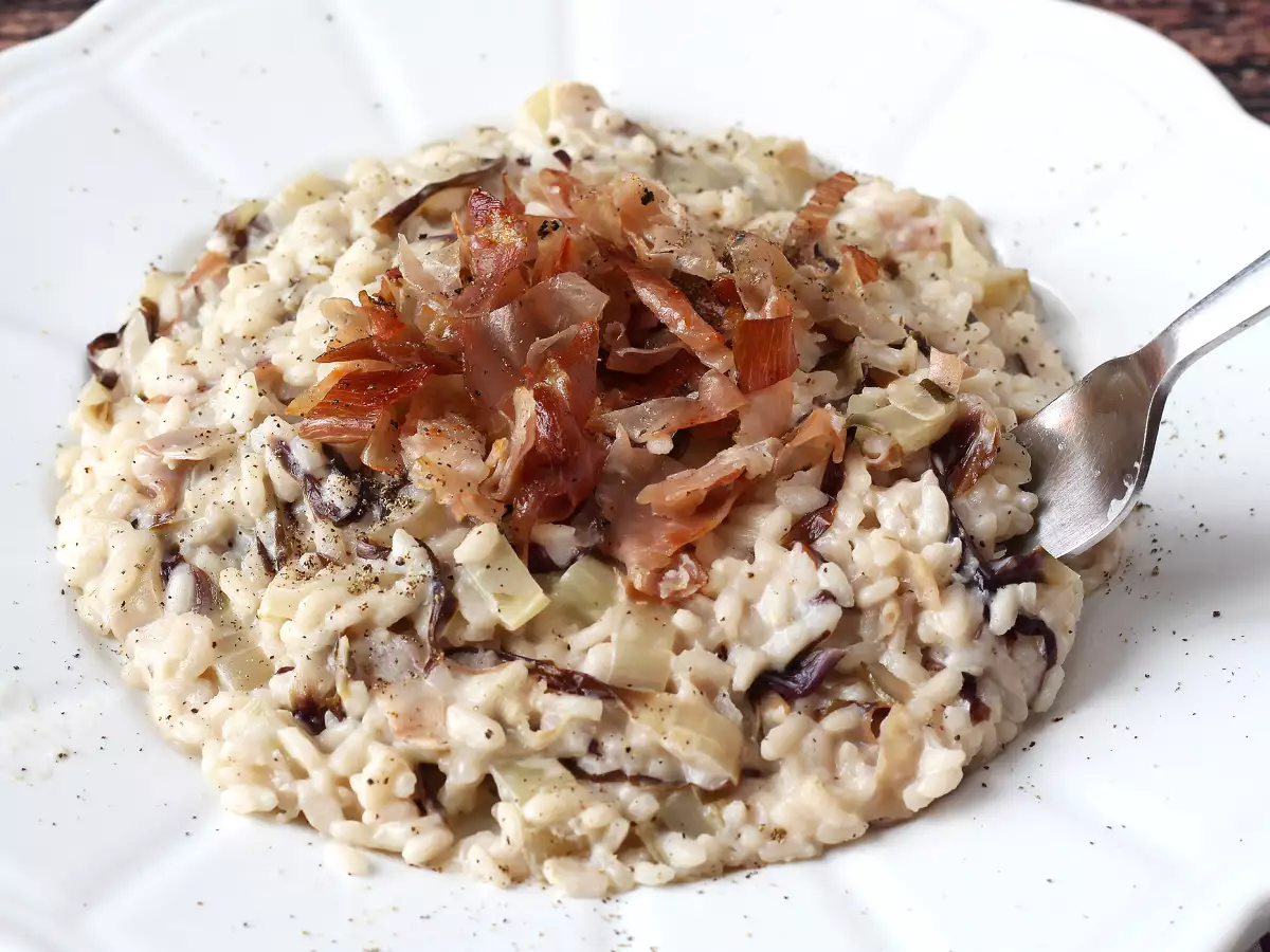 Creamy and flavorful radicchio, speck and cream cheese risotto - photo 3