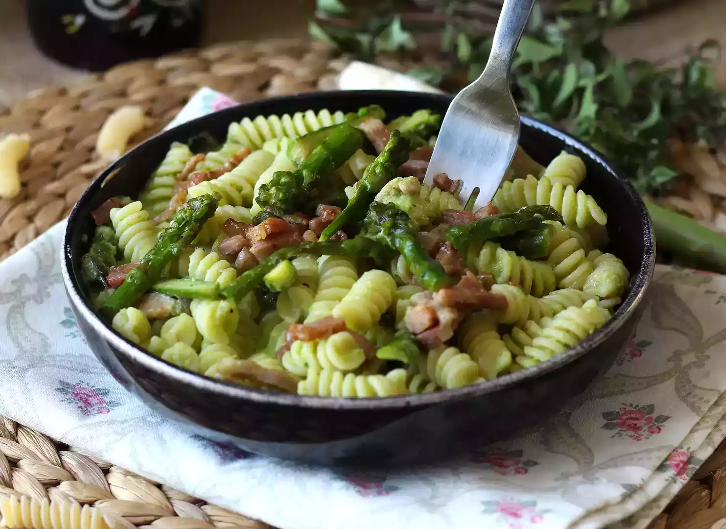 Creamy asparagus and bacon pasta: easy and tasty recipe